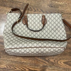 GUCCI Soft GG Supreme Monogram Medium Crossbody Tote